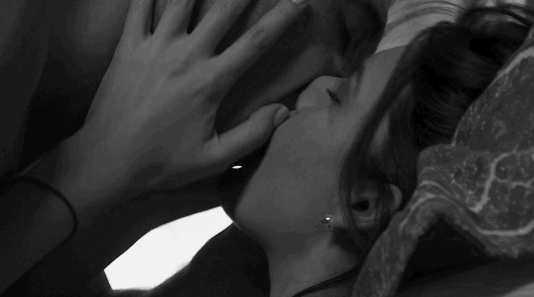 Resultado de imagem para gifs de casal se beijando na cama nus