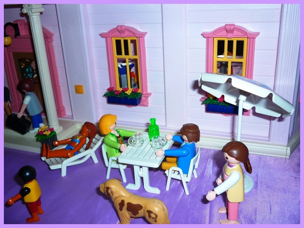 maison de playmobil rose