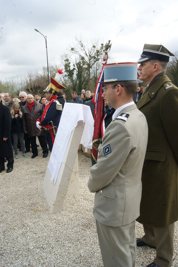 Stèle commémorative inaugurée a Arcis-sur-Aube (10) 9rf2