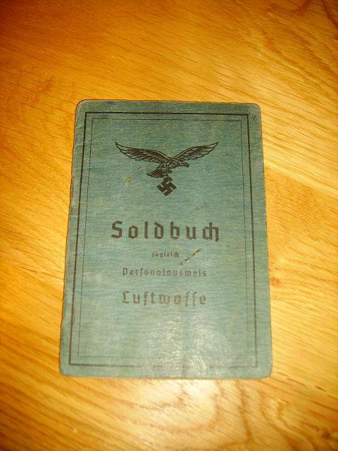 Soldbuch d'un soldat de la Luftwaffe Ob4q