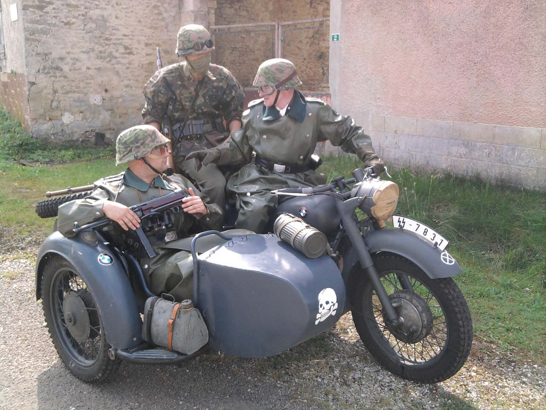 reconstitution équipage motocycliste Totenkopf en Bourgogne A17s