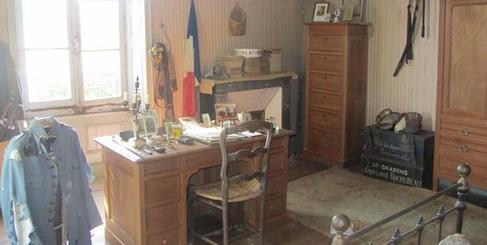 La chambre d'un officier ouverte 100 ans après sa mort !!! Gs7k