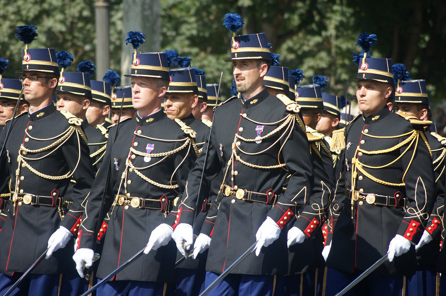 L'uniforme de cérémonie de l'école des officiers de la Gendarmerie Nationale. Avny
