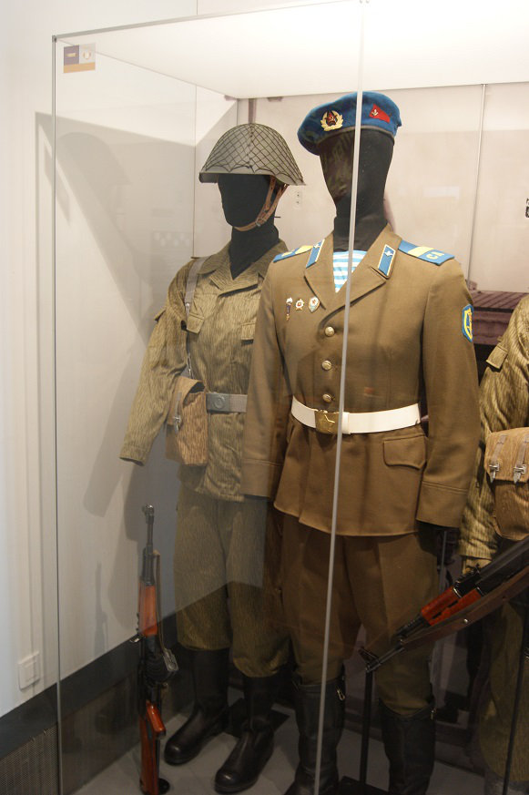 Les uniformes DDR du Musée de l'Armée. Kry4