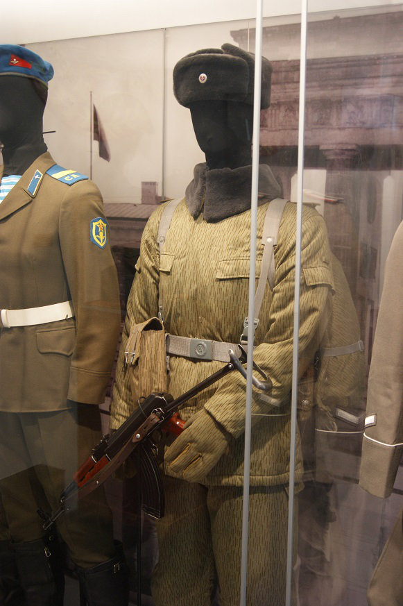 Les uniformes DDR du Musée de l'Armée. Optj