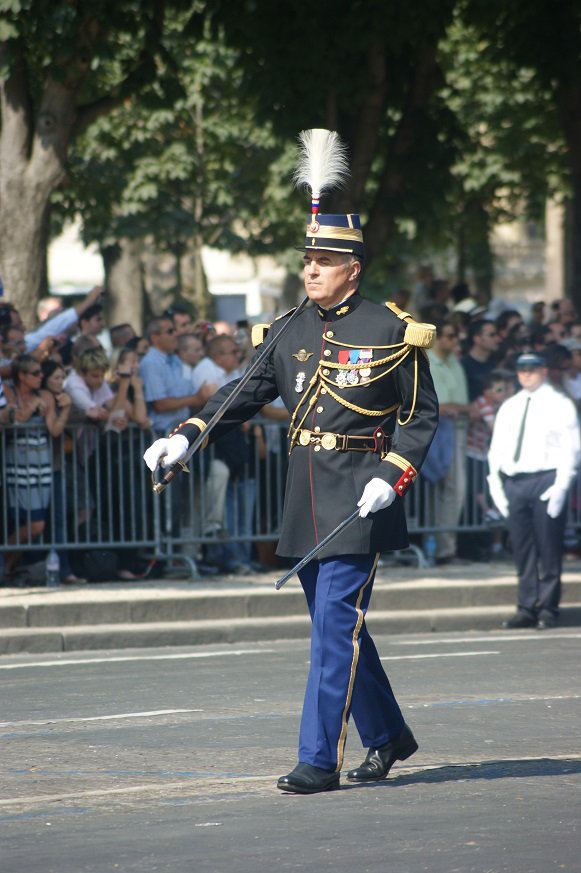 L'uniforme de cérémonie de l'école des officiers de la Gendarmerie Nationale. Q2ty