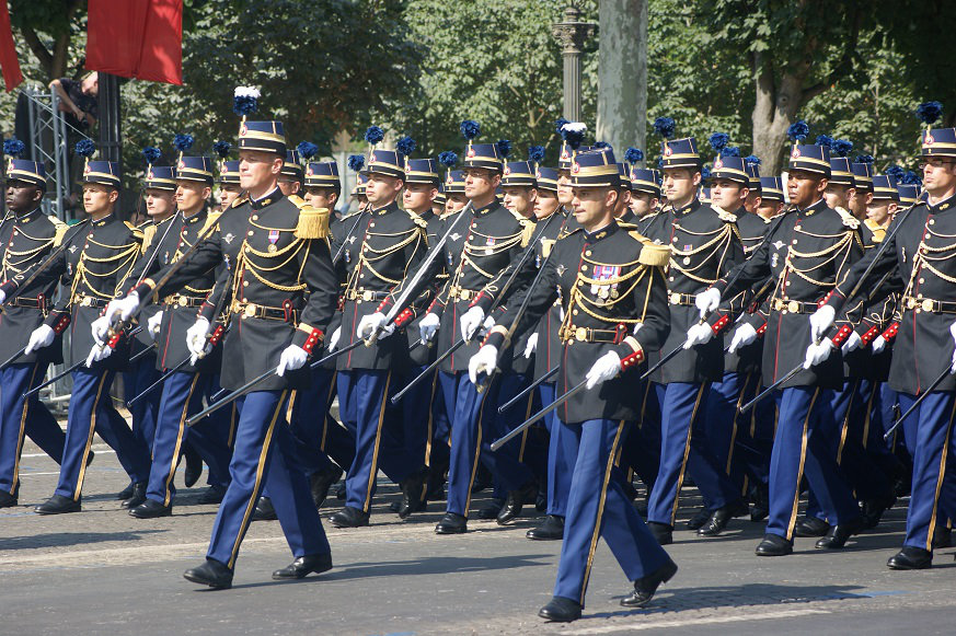 L'uniforme de cérémonie de l'école des officiers de la Gendarmerie Nationale. Qall