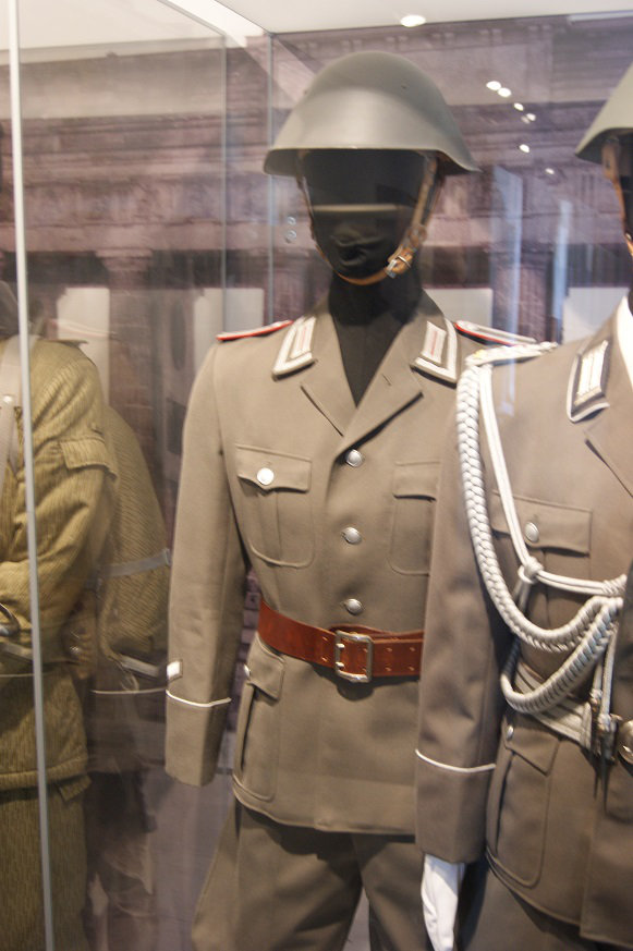 Les uniformes DDR du Musée de l'Armée. Qjvp