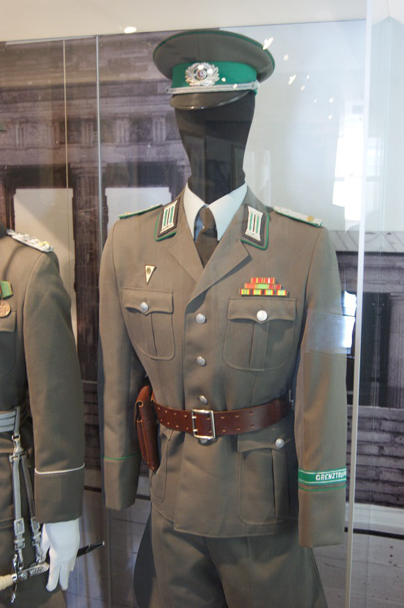 Les uniformes DDR du Musée de l'Armée. Qxn0