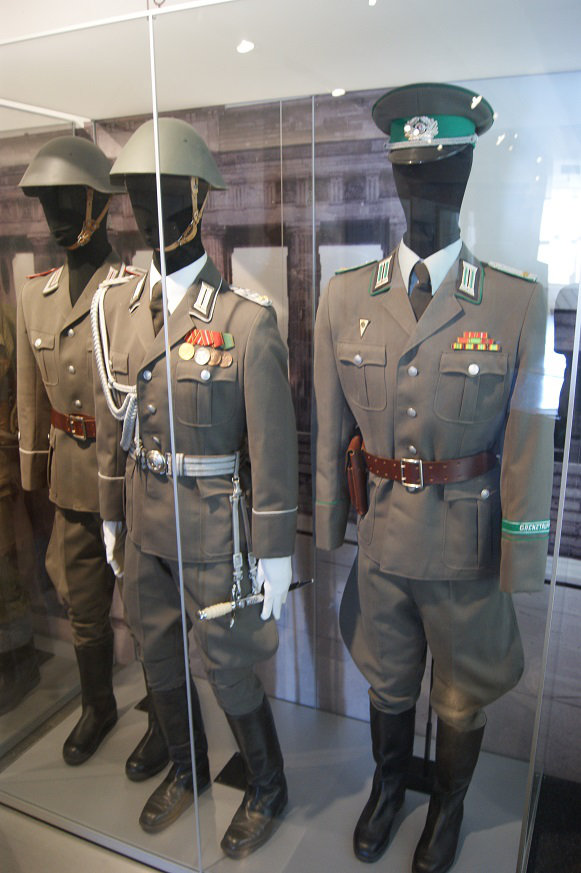 Les uniformes DDR du Musée de l'Armée. U9co