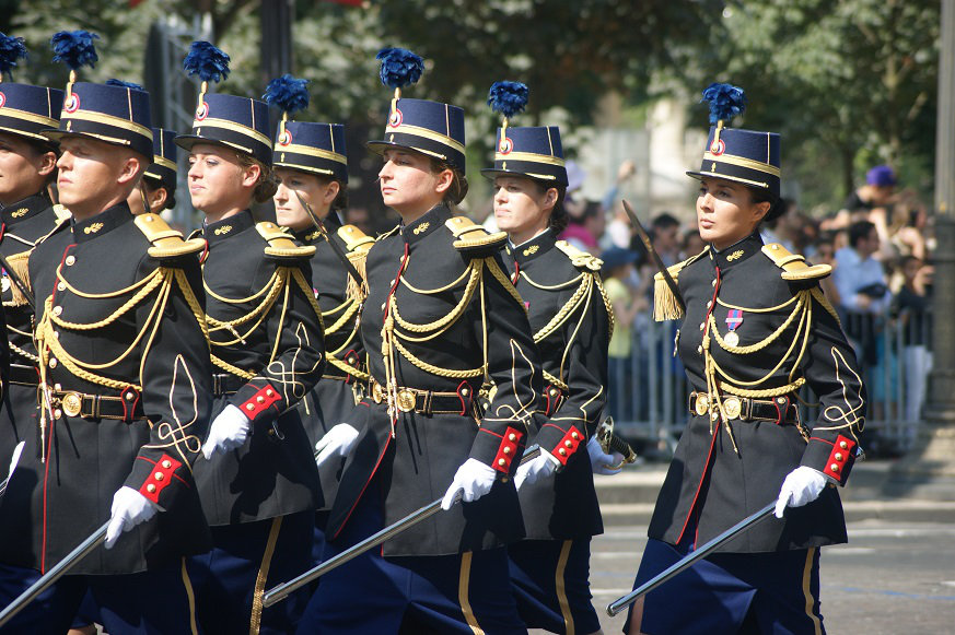 L'uniforme de cérémonie de l'école des officiers de la Gendarmerie Nationale. Ywls