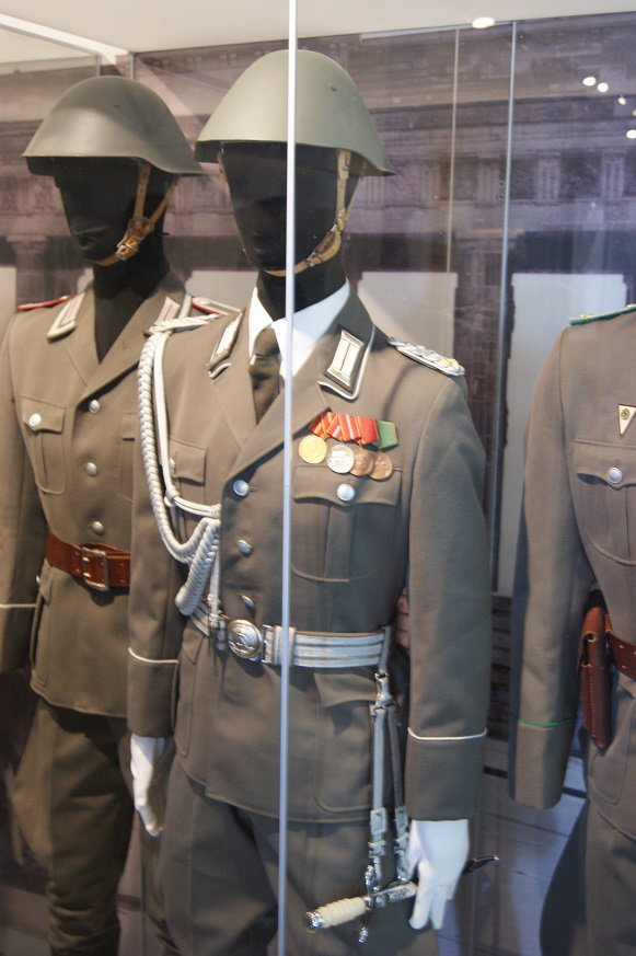 Les uniformes DDR du Musée de l'Armée. Z7jz