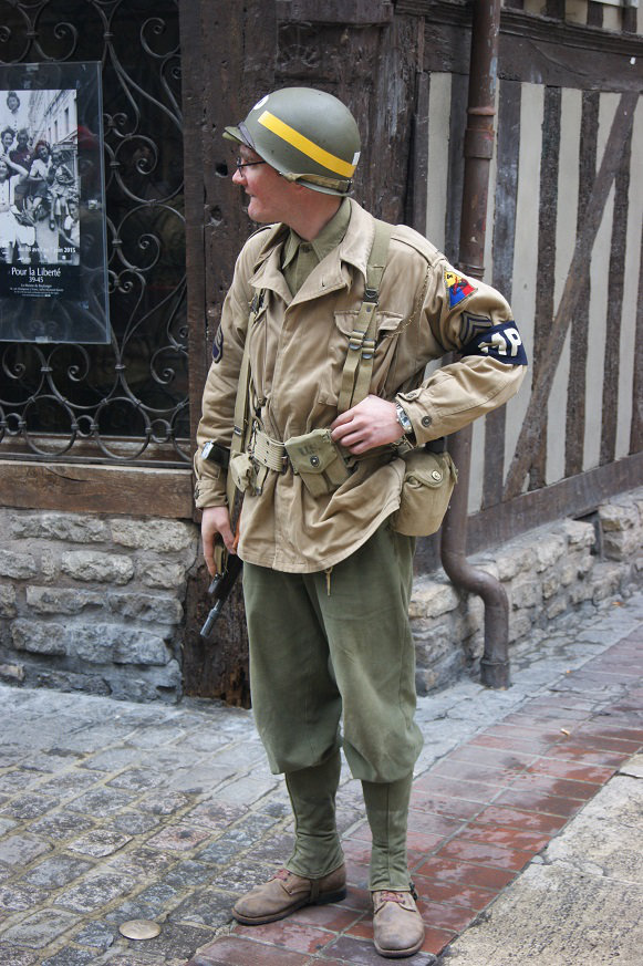 MP de la 4ème Armored, dans Troyes en aout 1944 C82f