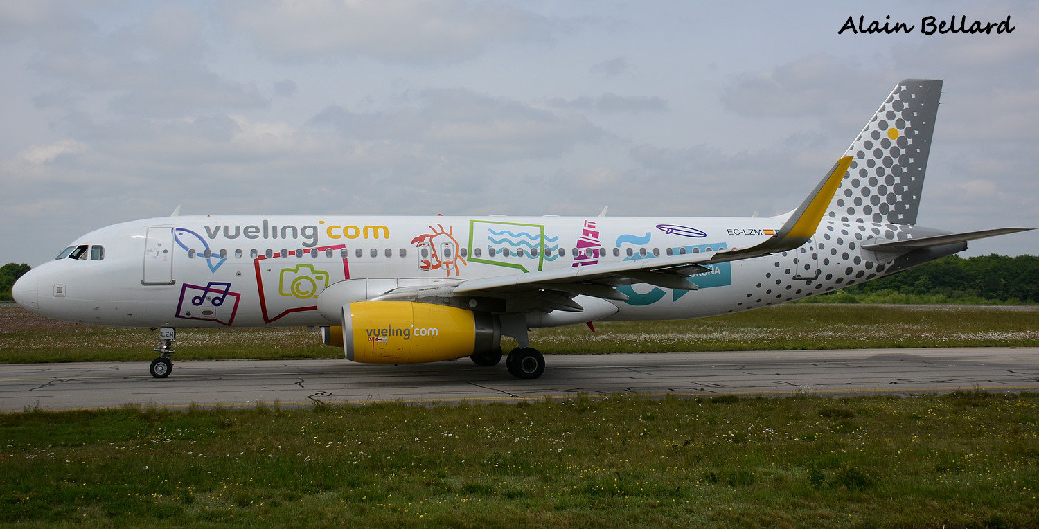 [12/05/2015] Airbus A320 ( EC-LZM ) Vueling ( Livrée Turismo Coruna ) Bx7u