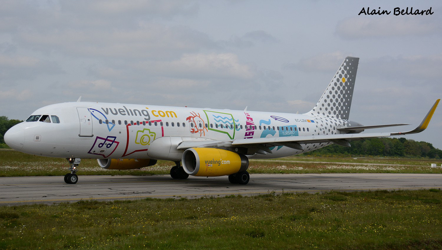 [12/05/2015] Airbus A320 ( EC-LZM ) Vueling ( Livrée Turismo Coruna ) E17n