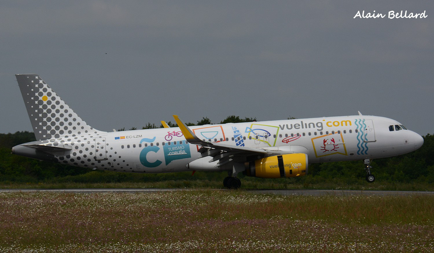 [12/05/2015] Airbus A320 ( EC-LZM ) Vueling ( Livrée Turismo Coruna ) Gcox