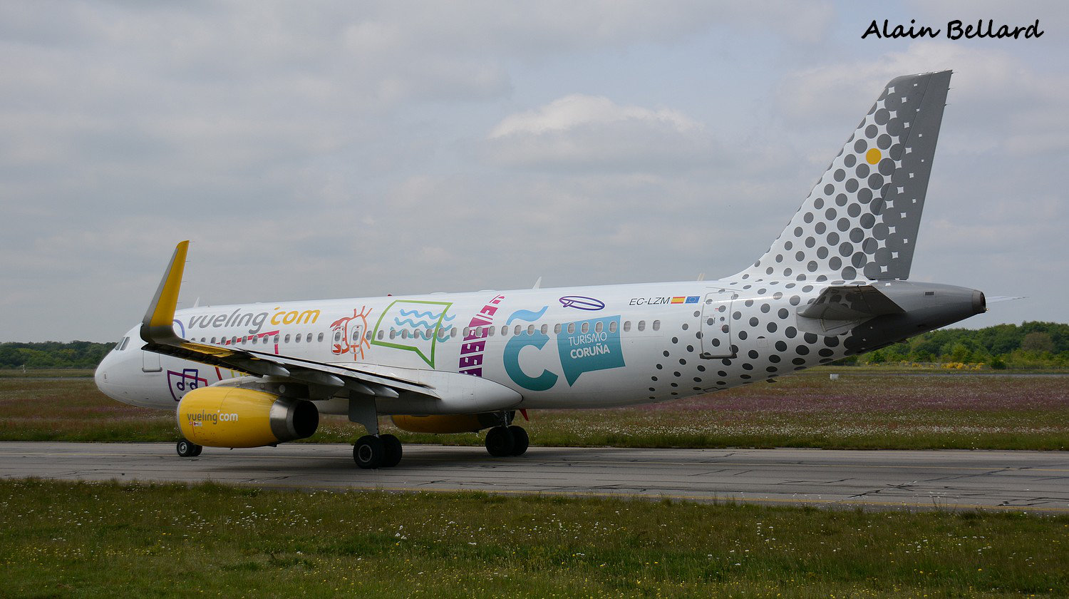 [12/05/2015] Airbus A320 ( EC-LZM ) Vueling ( Livrée Turismo Coruna ) Wio2