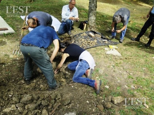La découverte des restes d'un soldat de 14-18 dans le village détruit de Fleury-devant-Douaumont  90zq