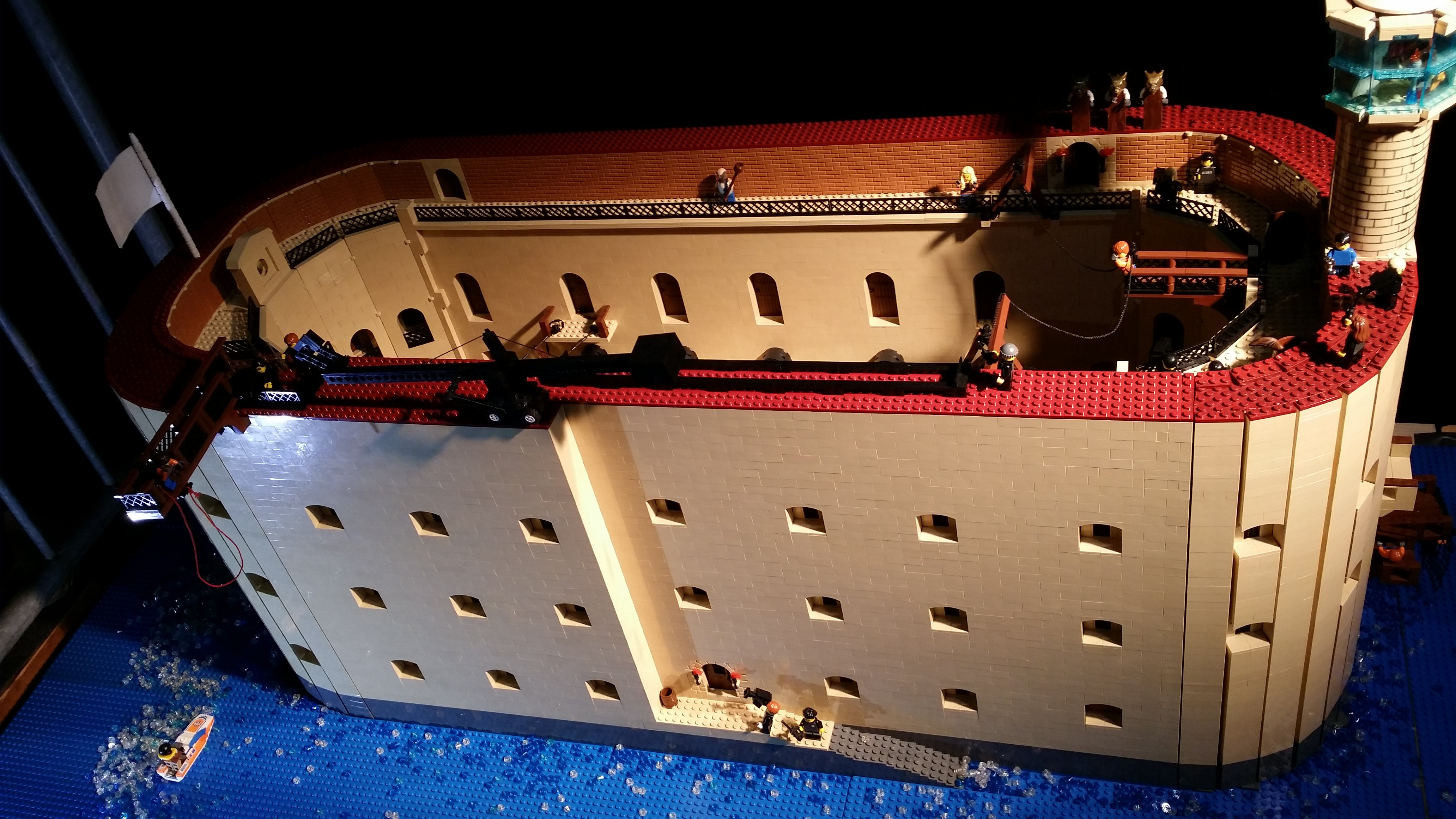 Des Lego tentent l'aventure Fort Boyard en 2014  Izu3