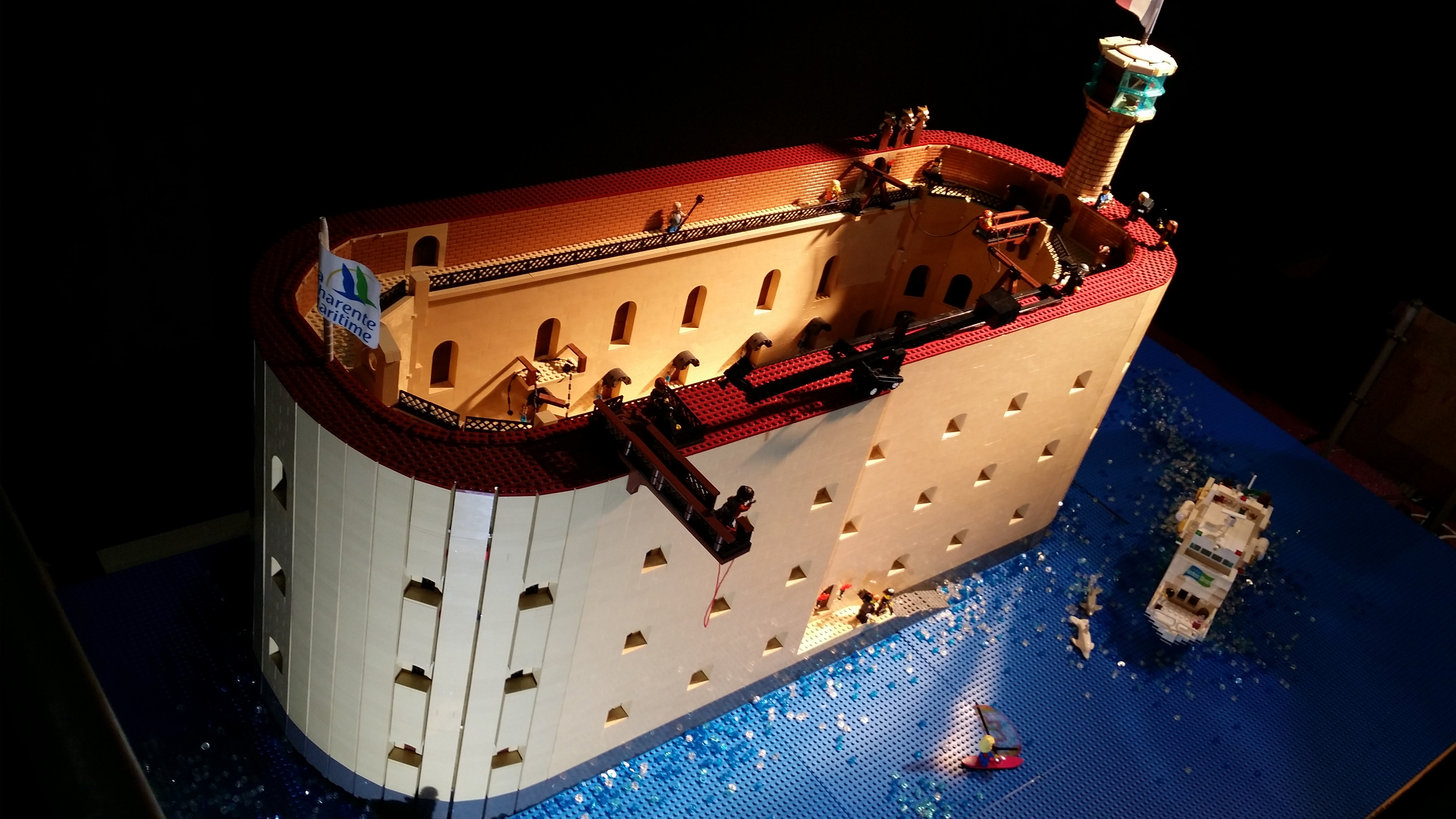 Des Lego tentent l'aventure Fort Boyard en 2014  T8tv