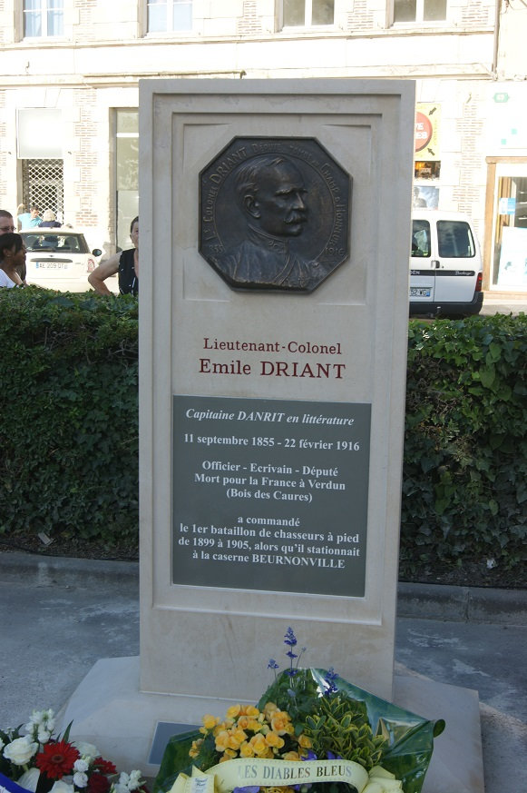 La stèle du Lieutenant-colonel Driant inaugurée le 23 juin 2016 à Troyes Qs9w