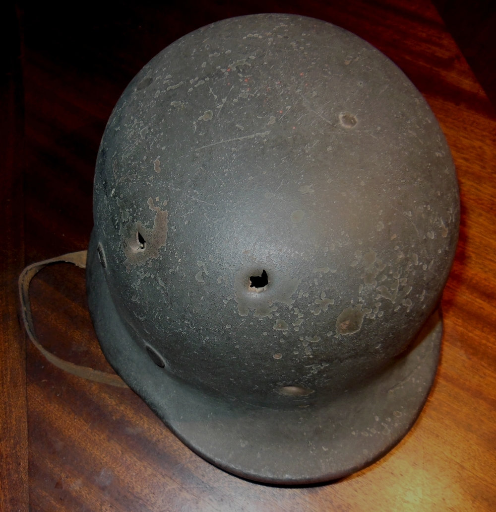 Casque Allemand WWII avec impacts 7ypa