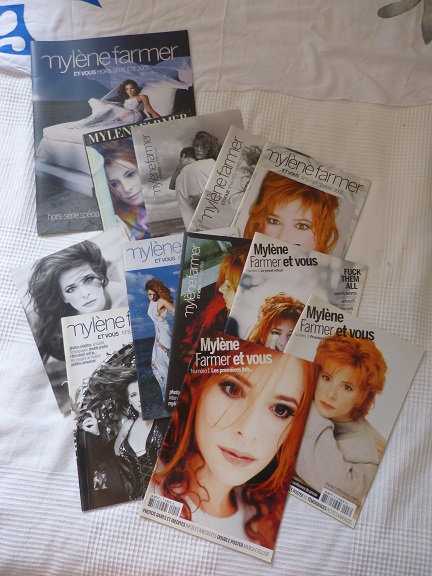 Vente de lot de magazines / VHS / Posters / Cartes ... 985p