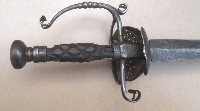 Une forte épée à coquille du temps de Louis XIII 44w9