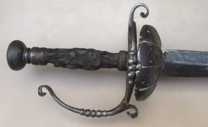 Une forte épée à coquille du temps de Louis XIII Tca1