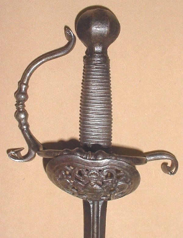 Une forte épée à coquille du temps de Louis XIII Ucfk