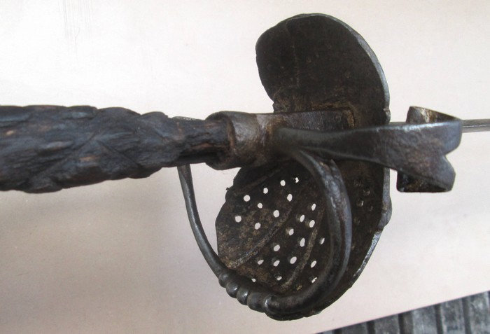 Une forte épée à coquille du temps de Louis XIII Ya22