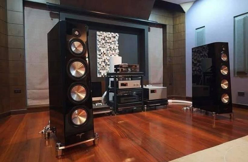 Выставка аудиотехники 2022. Hi-end audio vinyl. Hi end акустика. Classe audio. Колонки peak consult.