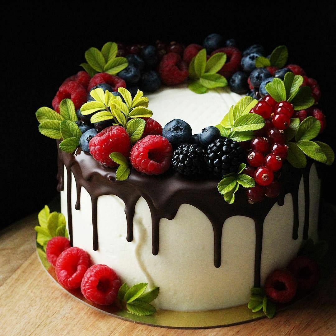 Красиво украшенные торты фото. Украшение торта. Торт с фруктами. Украшение торта ягодами. Тортики с фруктами и ягодами.