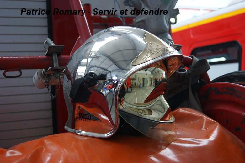 Casque de sapeurs pompiers modèle F1. 2028862103